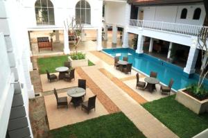 Bazén v ubytování Hibiscus Beach Hotel & Villas nebo v jeho okolí
