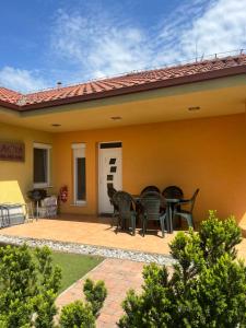 une terrasse avec des chaises noires et une table sur une maison dans l'établissement Villa Gracia Patince, à Patince