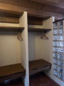 Palanda nebo palandy na pokoji v ubytování Casas Rurales el Cerrete de Haro