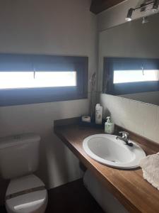 Koupelna v ubytování Casas Rurales el Cerrete de Haro