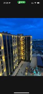 vista su un grande edificio di notte di Апартаменты в ЖК Атлант a Kökşetaw