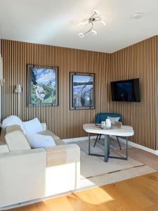 a living room with a couch and a table at Apartment Wohlfühlplatzl - urgemütlich & ruhig in Vogtareuth