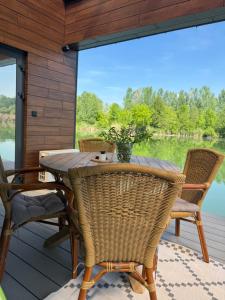 Phong cảnh thiên nhiên gần thuyền