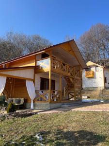 a large wooden house with a gambrel roof at Карпатська Модрина in Kosiv
