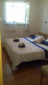 two beds sitting next to each other in a bedroom at Kuća Mare, 130m od mora in Seline