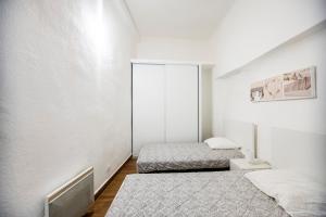 une chambre avec deux lits et une fenêtre dans l'établissement Grand appartement, plein centre, à La Ciotat