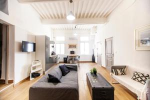 un salon avec un canapé et une table dans l'établissement Grand appartement, plein centre, à La Ciotat