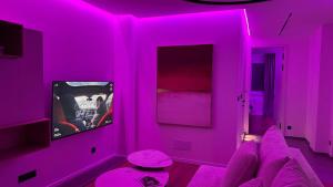 Moderní Hi-Tech apartmán v centru Pardubic - Wi-Fi, Netflix, projektor的电视和/或娱乐中心