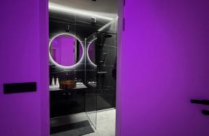 Moderní Hi-Tech apartmán v centru Pardubic - Wi-Fi, Netflix, projektor的一间浴室