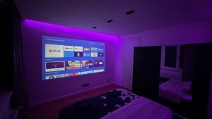 Moderní Hi-Tech apartmán v centru Pardubic - Wi-Fi, Netflix, projektor客房内的一张或多张床位