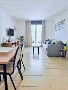 Χώρος καθιστικού στο Costa Suite Beach, Pool and Parking +13 φωτογραφίες