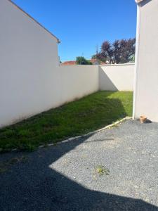 a white fence next to a grassy yard at LIL de SAND in Bourcefranc
