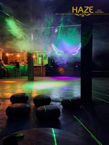 Un escenario con luces verdes y verdes y una mesa. en Ella Forest Bath, en Ella