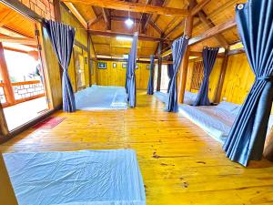 Habitación grande con 4 camas. en Nàng Ban house, en Mộc Châu