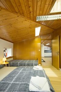 Schlafzimmer mit einem Bett mit Holzdecke in der Unterkunft Apartment Bambola in Ajdovščina