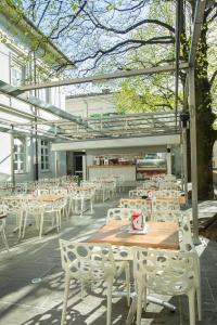 eine Gruppe von Tischen und Stühlen auf einer Terrasse in der Unterkunft Apartment Bambola in Ajdovščina