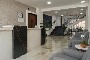 a lobby with chairs and stairs in a building at YOEL Hotel Restaurante y Centro de Negocios in Atlacomulco de Fabela