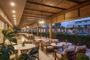 un ristorante con tavoli e sedie su un patio di Kaia Coracesium a Alanya