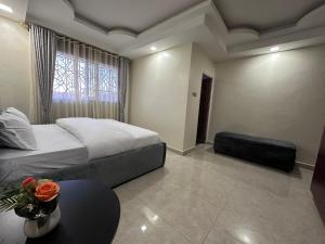 En eller flere senge i et værelse på Val & Vel Luxury Home Bugolobi + 12 billeder