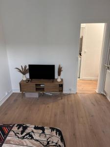 Μια τηλεόραση ή/και κέντρο ψυχαγωγίας στο Studio cosy proche transports