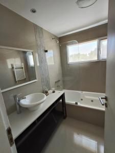 ห้องน้ำของ Departamento Loft La Perla - 1 Dormitorio y Sofa Cama en Sala - SE RESERVA CON SEÑA +7 ภาพ