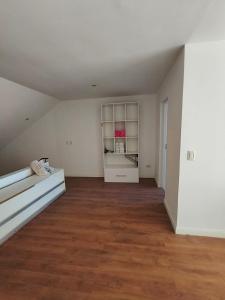 เตียงในห้องที่ Departamento Loft La Perla - 1 Dormitorio y Sofa Cama en Sala - SE RESERVA CON SEÑA