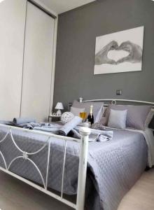 sypialnia z dużym łóżkiem z białą ramą w obiekcie Grey Sense Luxury Apartment w Heraklionie