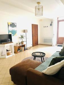 Televízia a/alebo spoločenská miestnosť v ubytovaní Maison LINA
