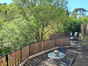 a patio with a table and chairs on a fence at Gîte "La Petite" in Saint-Benoît-du-Sault