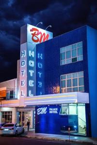 a building with a samsung sign on top of it at BM Hotel in São Sebastião do Paraíso