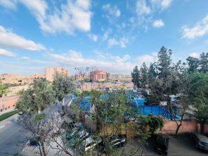 une vue d'un parc aquatique avec des arbres et des bâtiments dans l'établissement Apprt luxueux l'Hivernage au centre ville proche de la gare ,M avenu CR07, à Marrakech