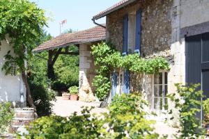 an old stone house with a gazebo at La Verte Dordogne in Villars