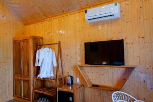 TV a/nebo společenská místnost v ubytování Bungalow Ven Sông