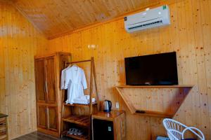 TV a/nebo společenská místnost v ubytování Bungalow Ven Sông