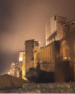 uitzicht op een gebouw 's nachts bij Casa San Rocco in Pitigliano