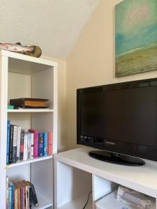 TV a/nebo společenská místnost v ubytování Superb Triple Room near Airport - 4