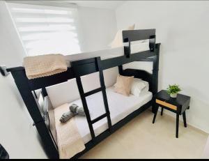 a black bunk bed in a room with a table at Lujo en el eje cafetero in Dosquebradas