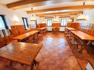 Reštaurácia alebo iné gastronomické zariadenie v ubytovaní Ferienhaus am Waldrand mit Schwimmbad und Sauna