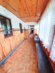 Kuchyňa alebo kuchynka v ubytovaní Ferienhaus am Waldrand mit Schwimmbad und Sauna