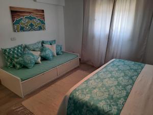 エル・アラメインにある4 Bedrooms Standalone in Diplo Sidi Abdelrahmanのベッドルーム1室(ベッド1台、ソファ、枕付)