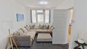 Posezení v ubytování Stylish 3-Bed house NEC-JLR-Airport-HS2-Driveway