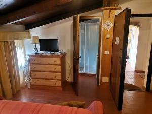 sypialnia z komodą i telewizorem na komodzie w obiekcie 37-Amiata, Val d'Orcia, Toscana da scoprire a casa Basso w mieście Castel del Piano