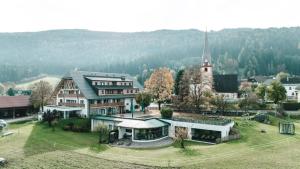 uma vista aérea de um grande edifício com uma igreja em Löckerwirt em Sankt Margarethen im Lungau