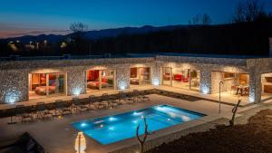 Πισίνα στο ή κοντά στο Contemporary Villa Fantazija A Luxurious Retreat in Dicmo