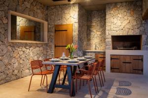 Η κουζίνα ή μικρή κουζίνα στο Contemporary Villa Fantazija A Luxurious Retreat in Dicmo