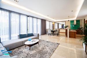 Χώρος καθιστικού στο Ocean Breeze Villa