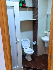 a bathroom with a toilet and a sink at Appartement S1 Chaleureux a Ennasr avec Vue Panoramique - Wi-Fi Fibre in Ariana