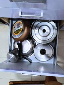 a drawer filled with lots of pots and pans at Appartement S1 Chaleureux a Ennasr avec Vue Panoramique - Wi-Fi Fibre in Ariana