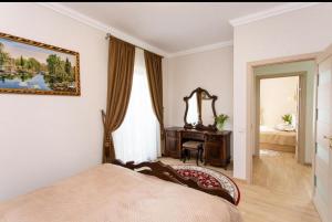a bedroom with a bed and a mirror and a desk at New two bedroomJurmala apartment in Jūrmala