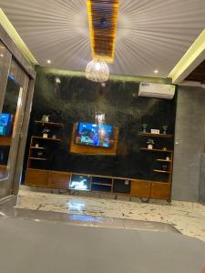 a room with a wall with a tv in it at Keur lumières in Dakar